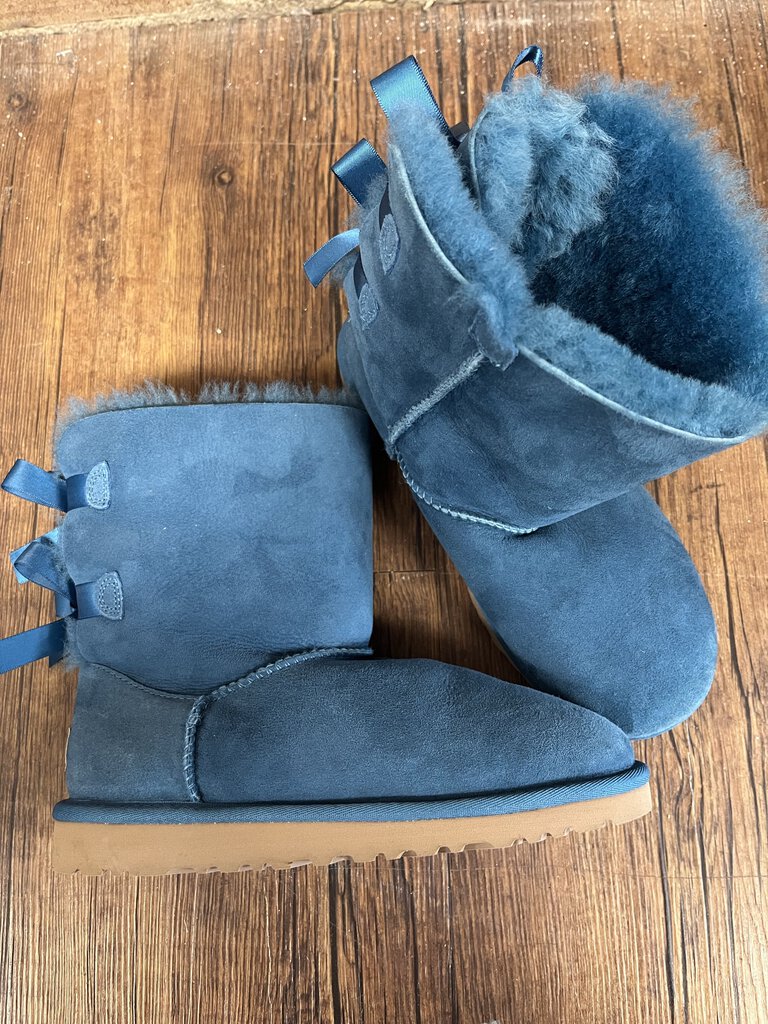 Ribbon Back Furry Boots