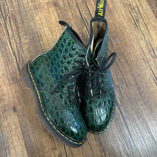 Boots Crocodile Pattern